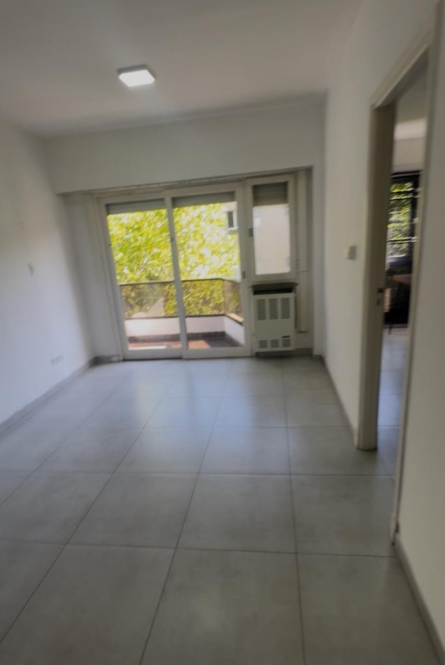 Alquiler 12 meses - Depto. 2 ambientes con balcon a la calle