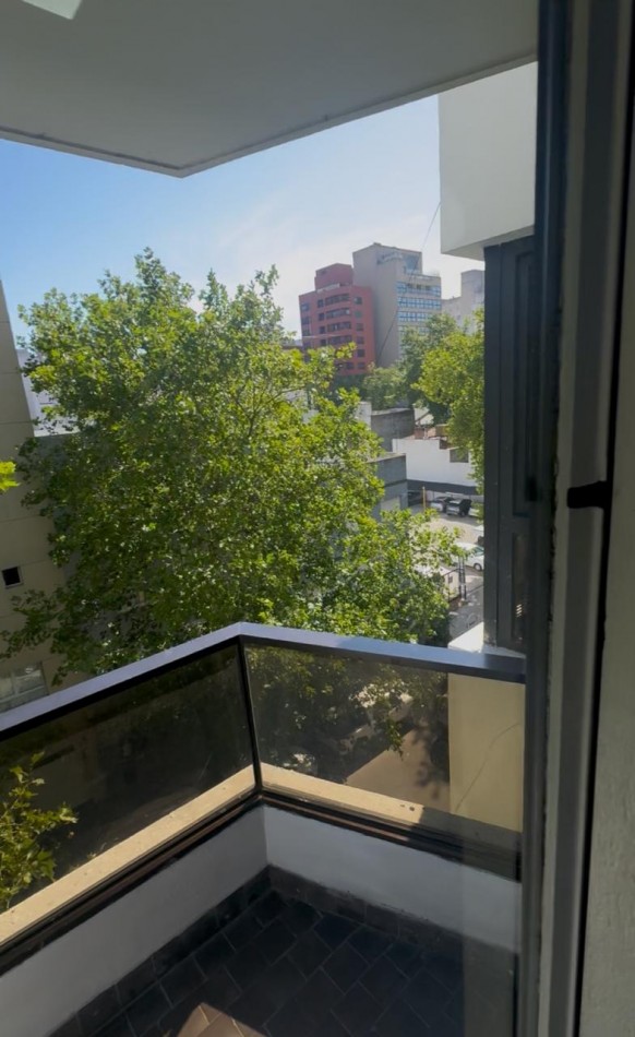 Alquiler 12 meses - Depto. 2 ambientes con balcon a la calle