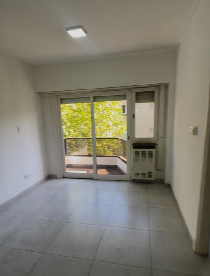 Alquiler 12 meses - Depto. 2 ambientes con balcon a la calle
