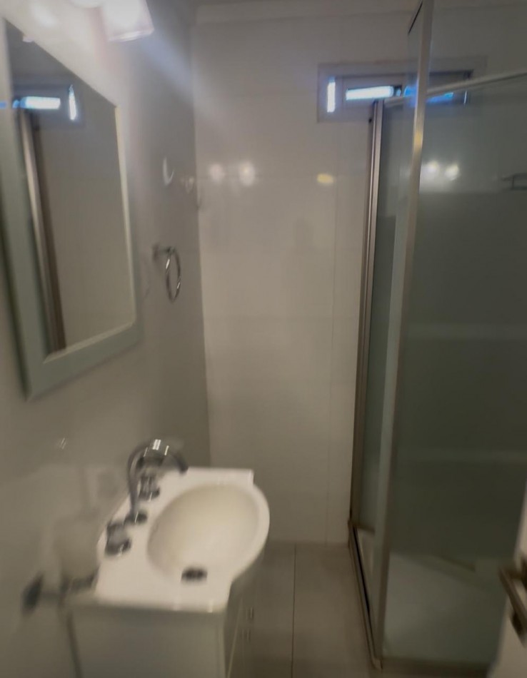 Alquiler 12 meses - Depto. 2 ambientes con balcon a la calle