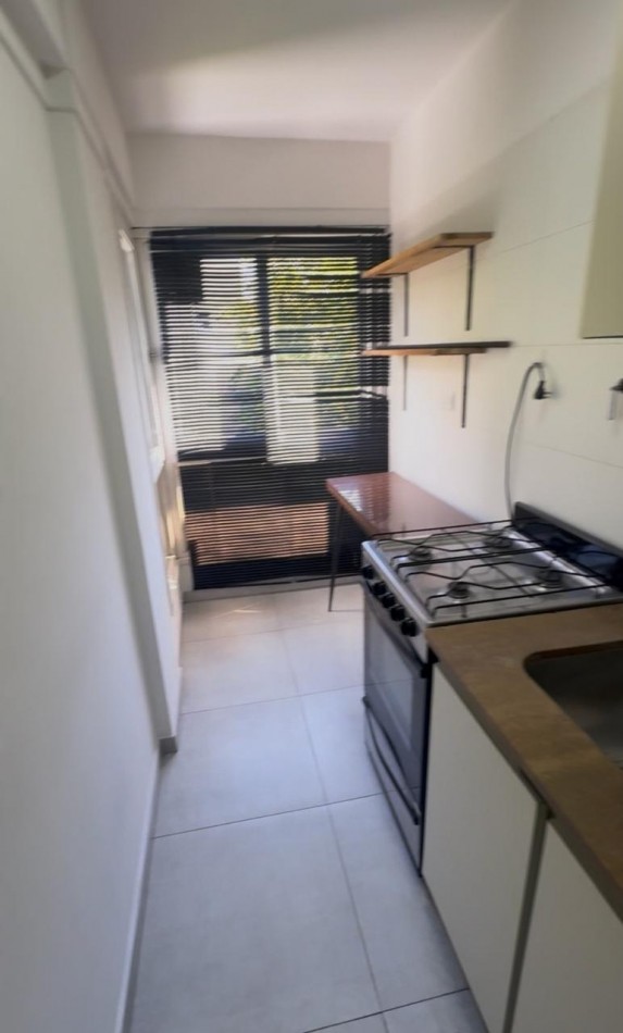 Alquiler 12 meses - Depto. 2 ambientes con balcon a la calle