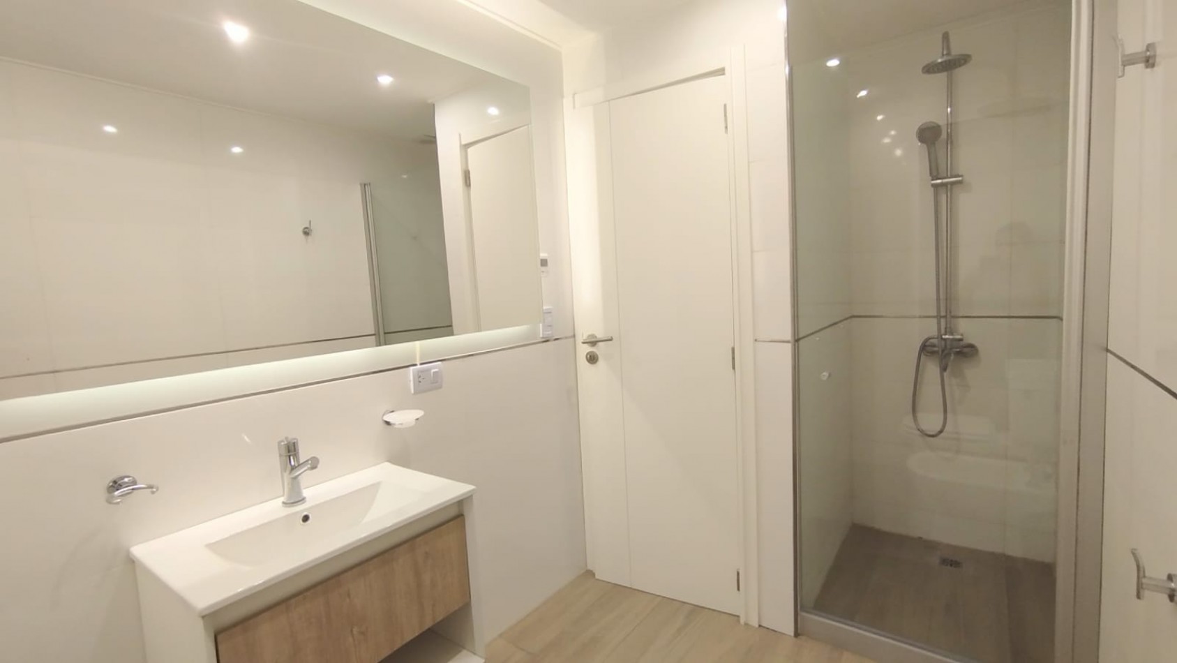 Venta- Departamento 2 ambientes con balcon y cochera.