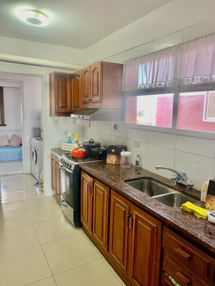 Alquiler 12 meses - Depto. 3 amb. con dependencia, cochera y vista al mar