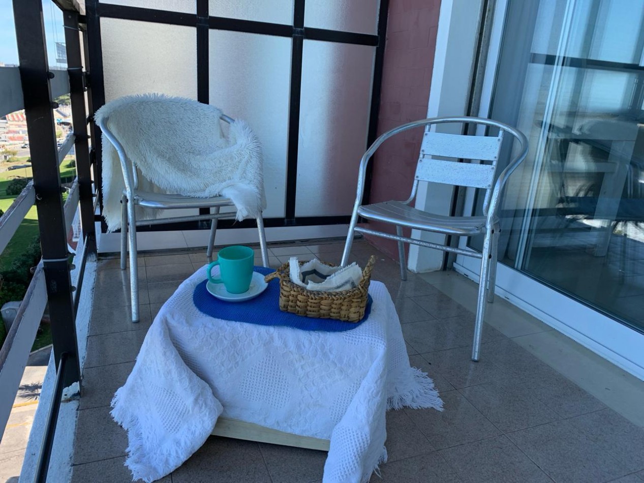 Alquiler 12 meses - Depto. 3 amb. con dependencia, cochera y vista al mar