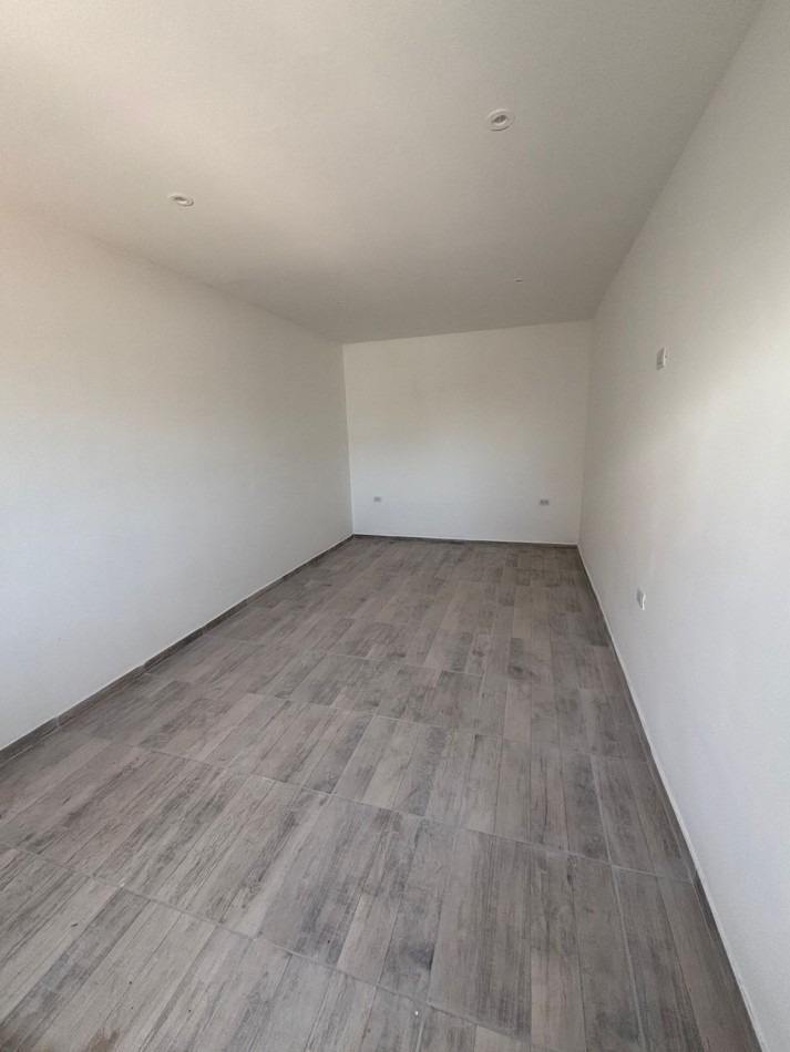 Venta - Duplex de dos ambientes con patio/cochera.