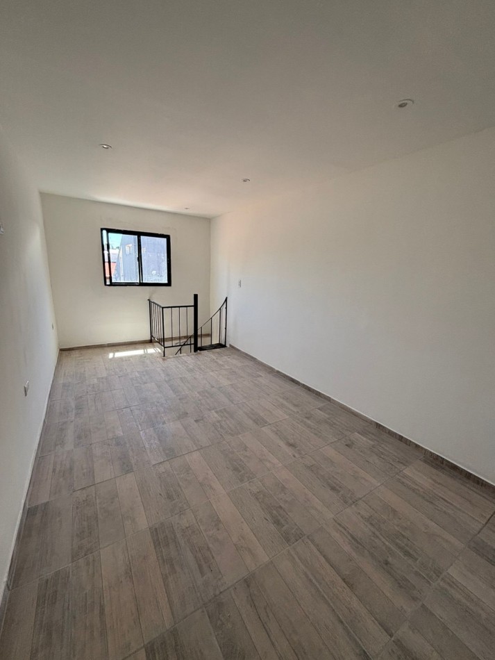 Venta - Duplex de dos ambientes con patio/cochera.
