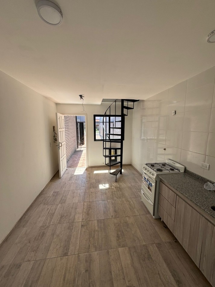 Venta - Duplex de dos ambientes con patio/cochera.