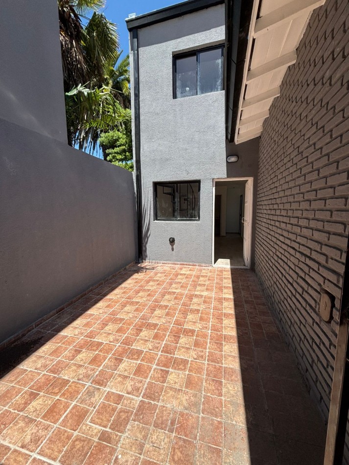 Venta - Duplex de dos ambientes con patio/cochera.