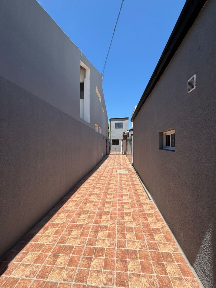 Venta - Duplex de dos ambientes con patio/cochera.