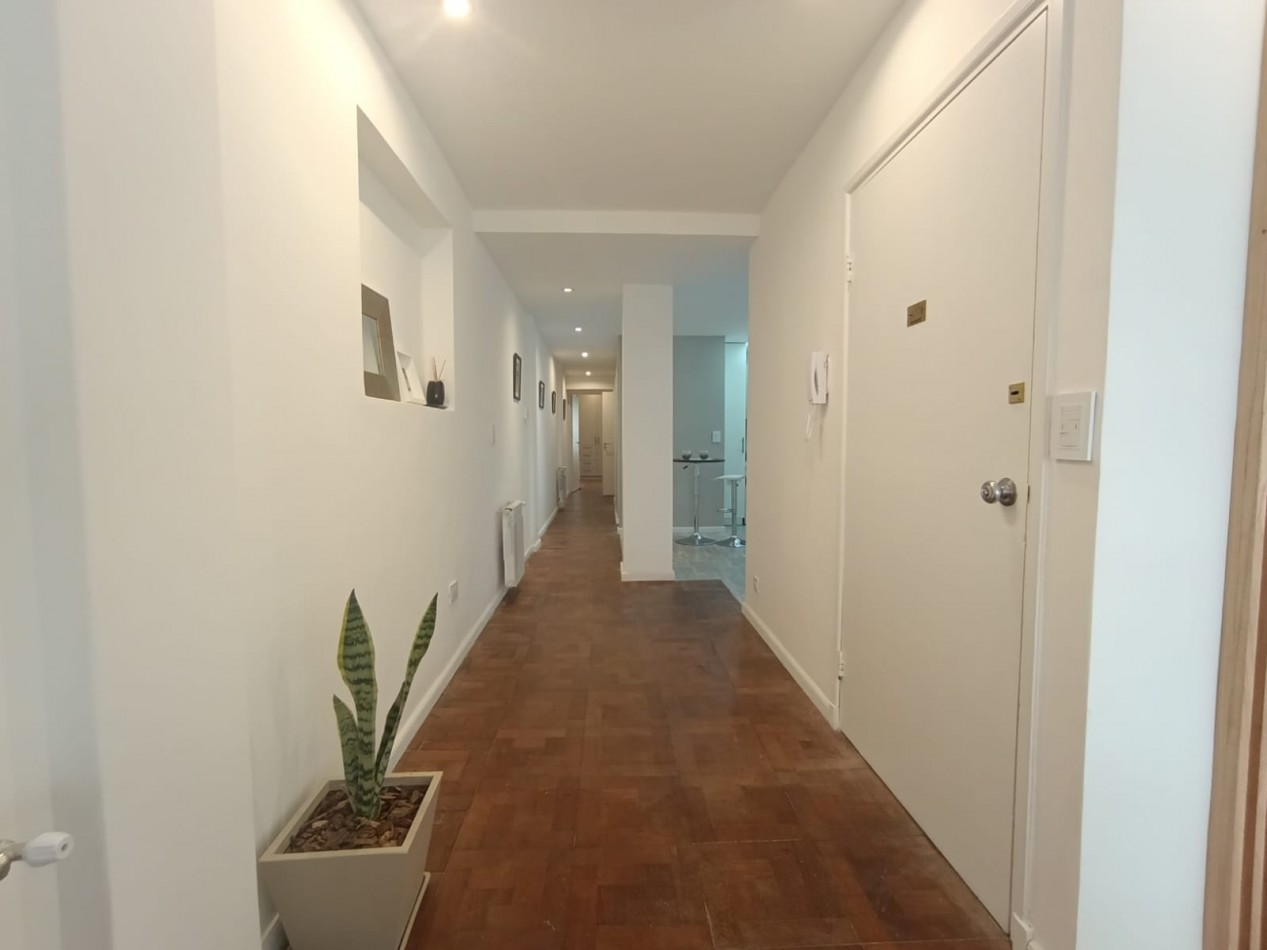 Venta - Semipiso de tres ambientes amueblado.