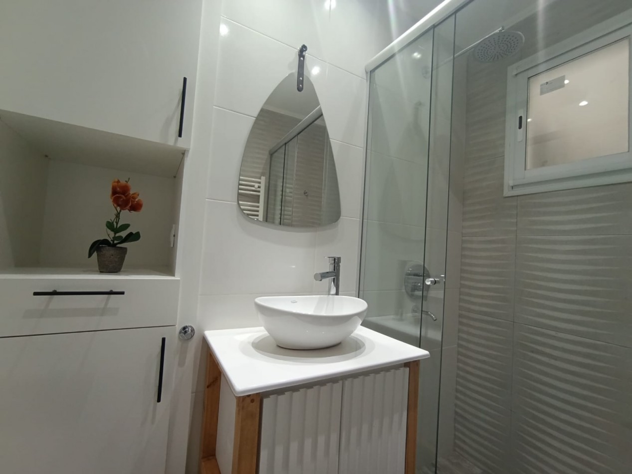 Venta - Semipiso de tres ambientes amueblado.