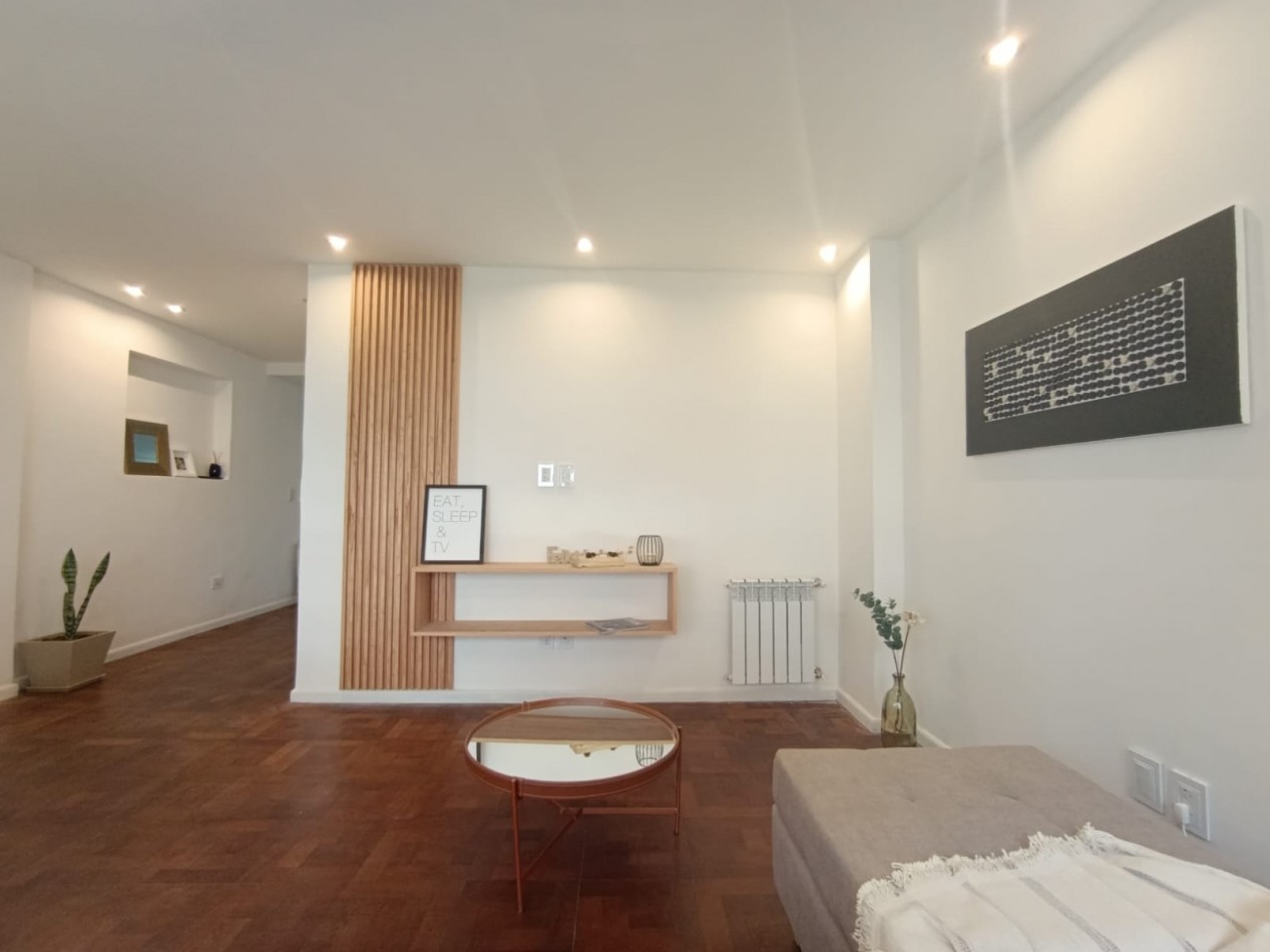 Venta - Semipiso de tres ambientes amueblado.