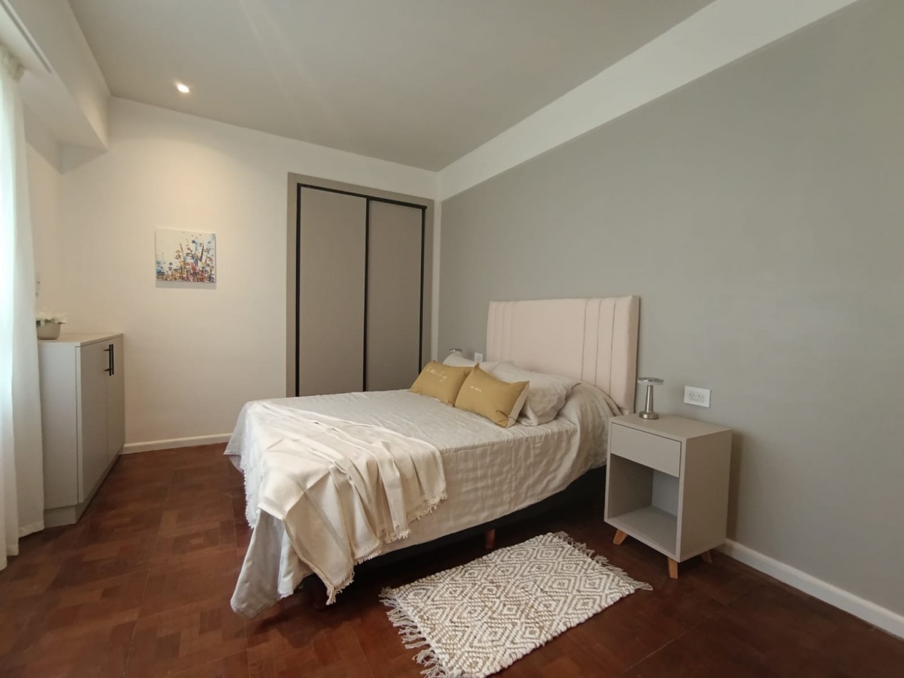 Venta - Semipiso de tres ambientes amueblado.