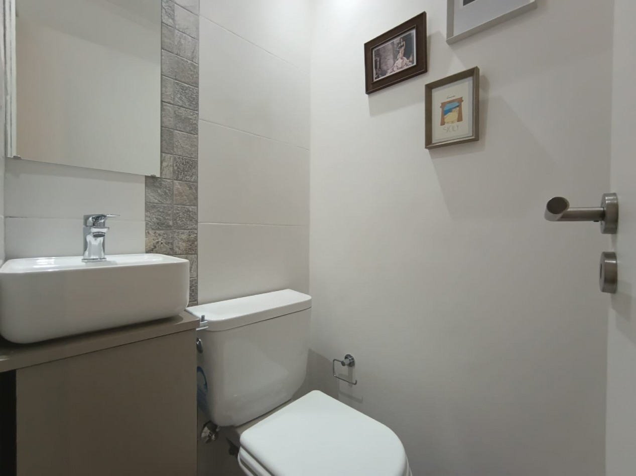 Venta - Semipiso de tres ambientes amueblado.