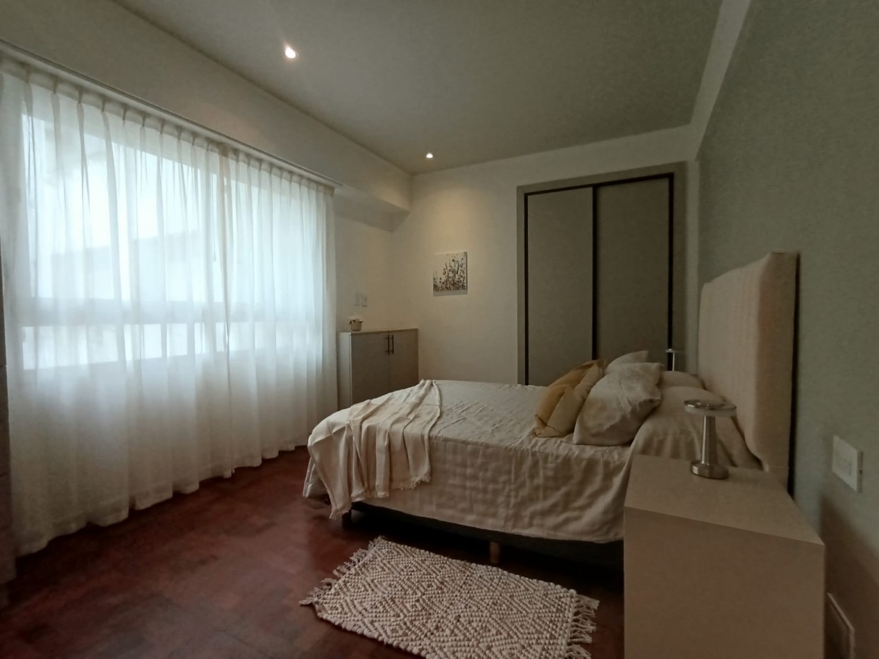 Venta - Semipiso de tres ambientes amueblado.