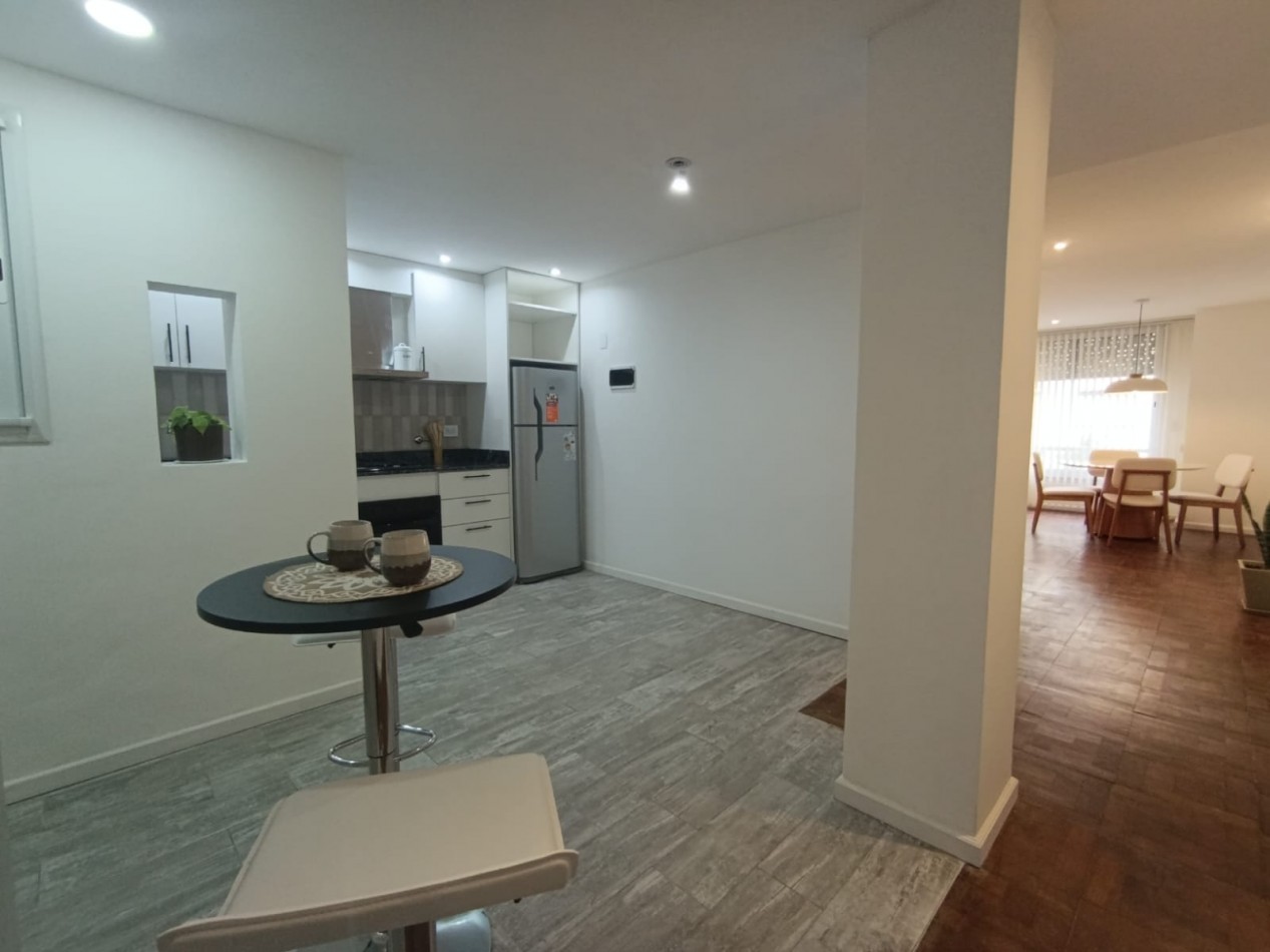 Venta - Semipiso de tres ambientes amueblado.