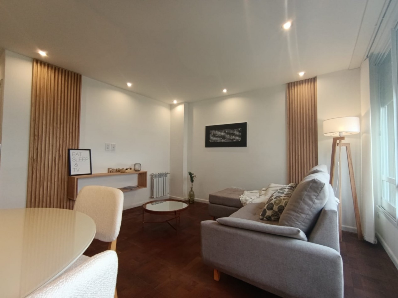 Venta - Semipiso de tres ambientes amueblado.