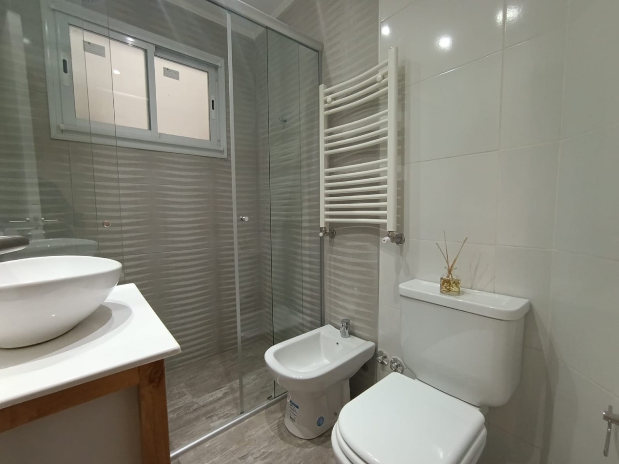 Venta - Semipiso de tres ambientes amueblado.