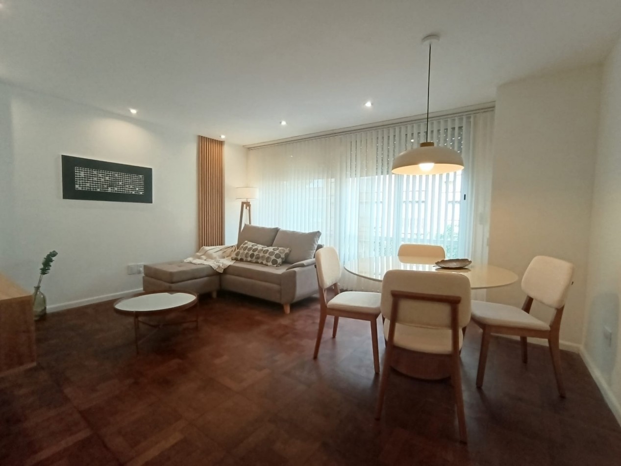 Venta - Semipiso de tres ambientes amueblado.