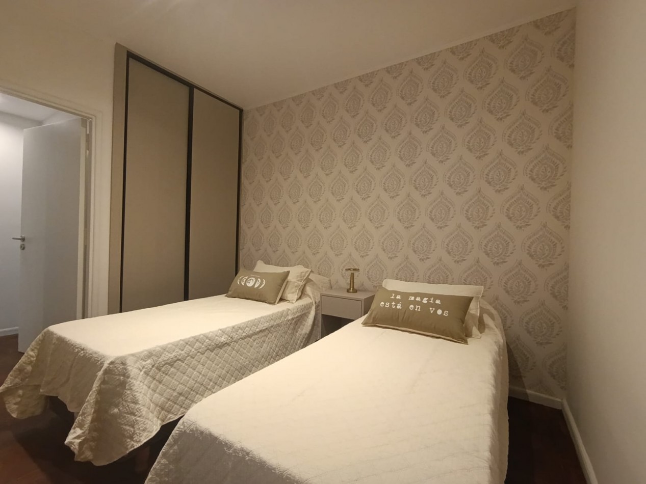 Venta - Semipiso de tres ambientes amueblado.