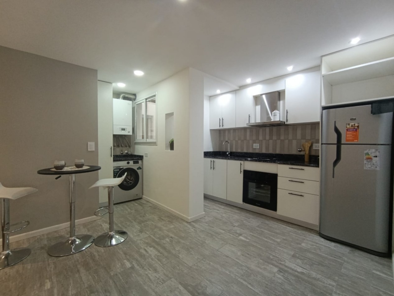 Venta - Semipiso de tres ambientes amueblado.