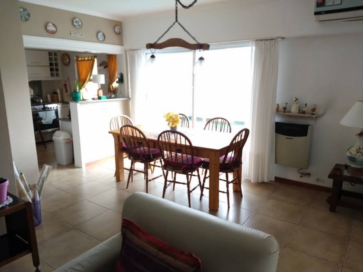 Venta - Penthouse de 4 ambientes con terraza y parrilla.