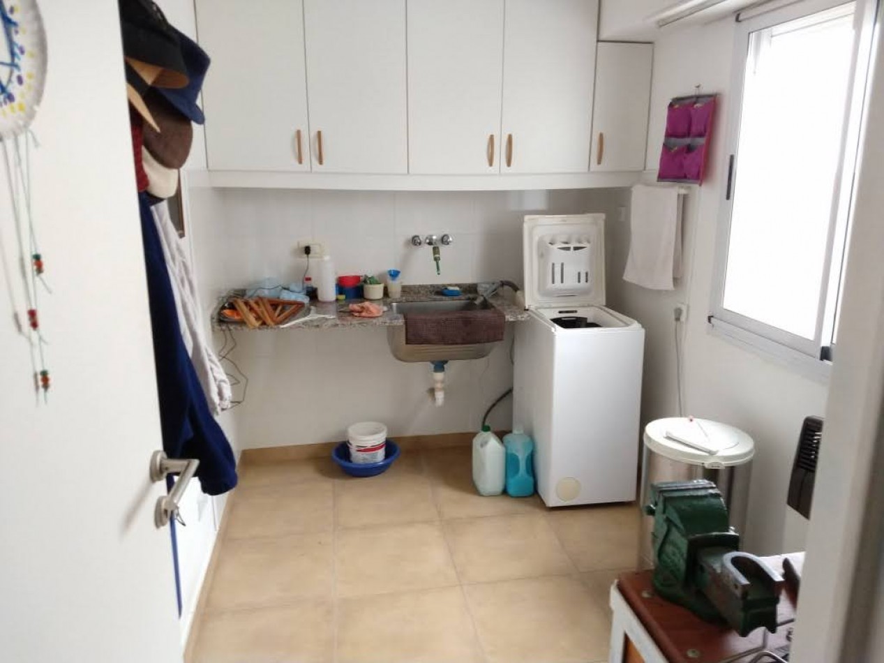 Venta - Penthouse de 4 ambientes con terraza y parrilla.