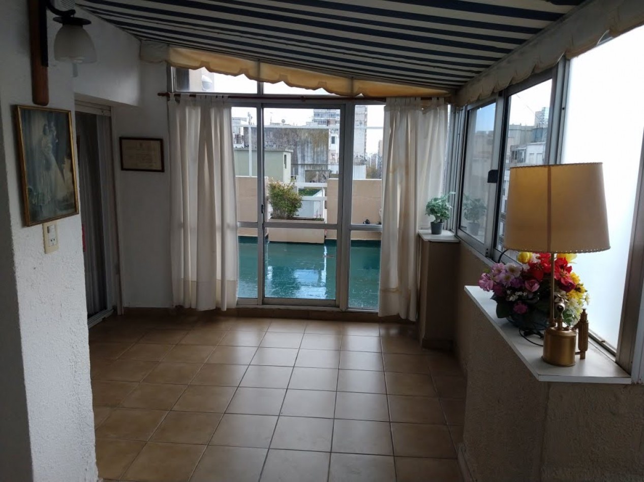 Venta - Penthouse de 4 ambientes con terraza y parrilla.