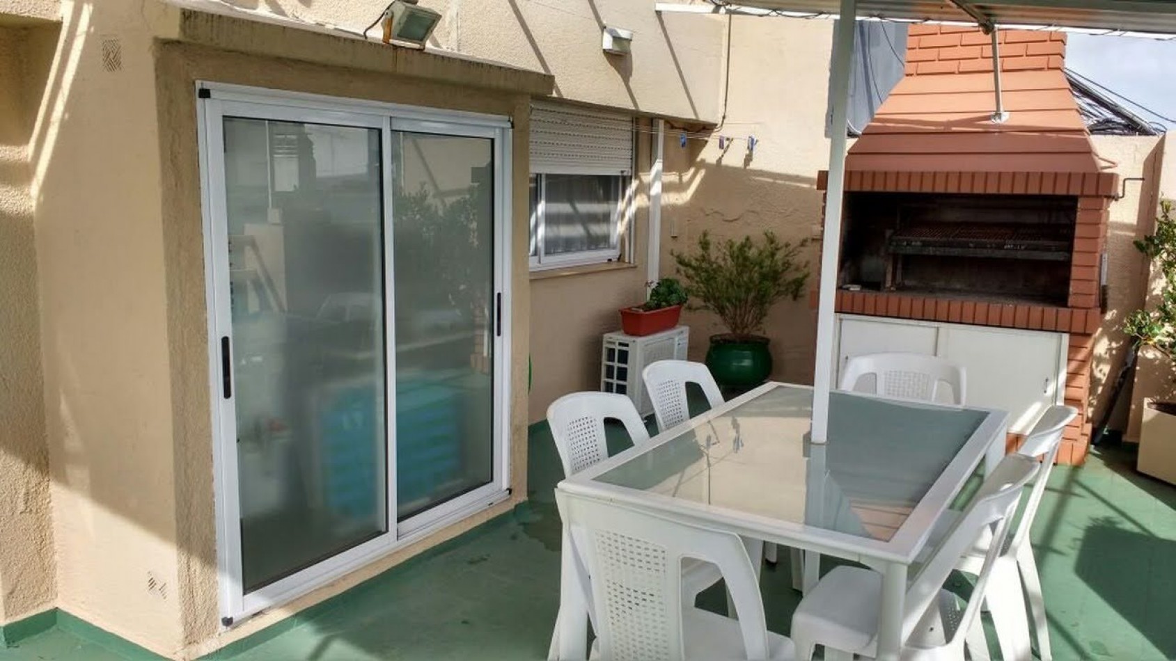 Venta - Penthouse de 4 ambientes con terraza y parrilla.