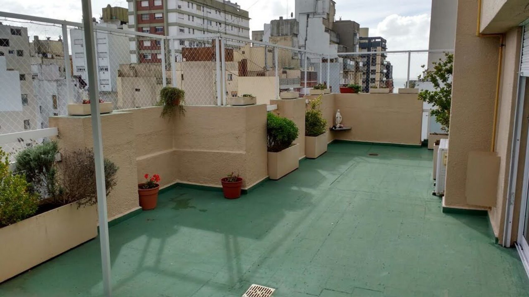 Venta - Penthouse de 4 ambientes con terraza y parrilla.