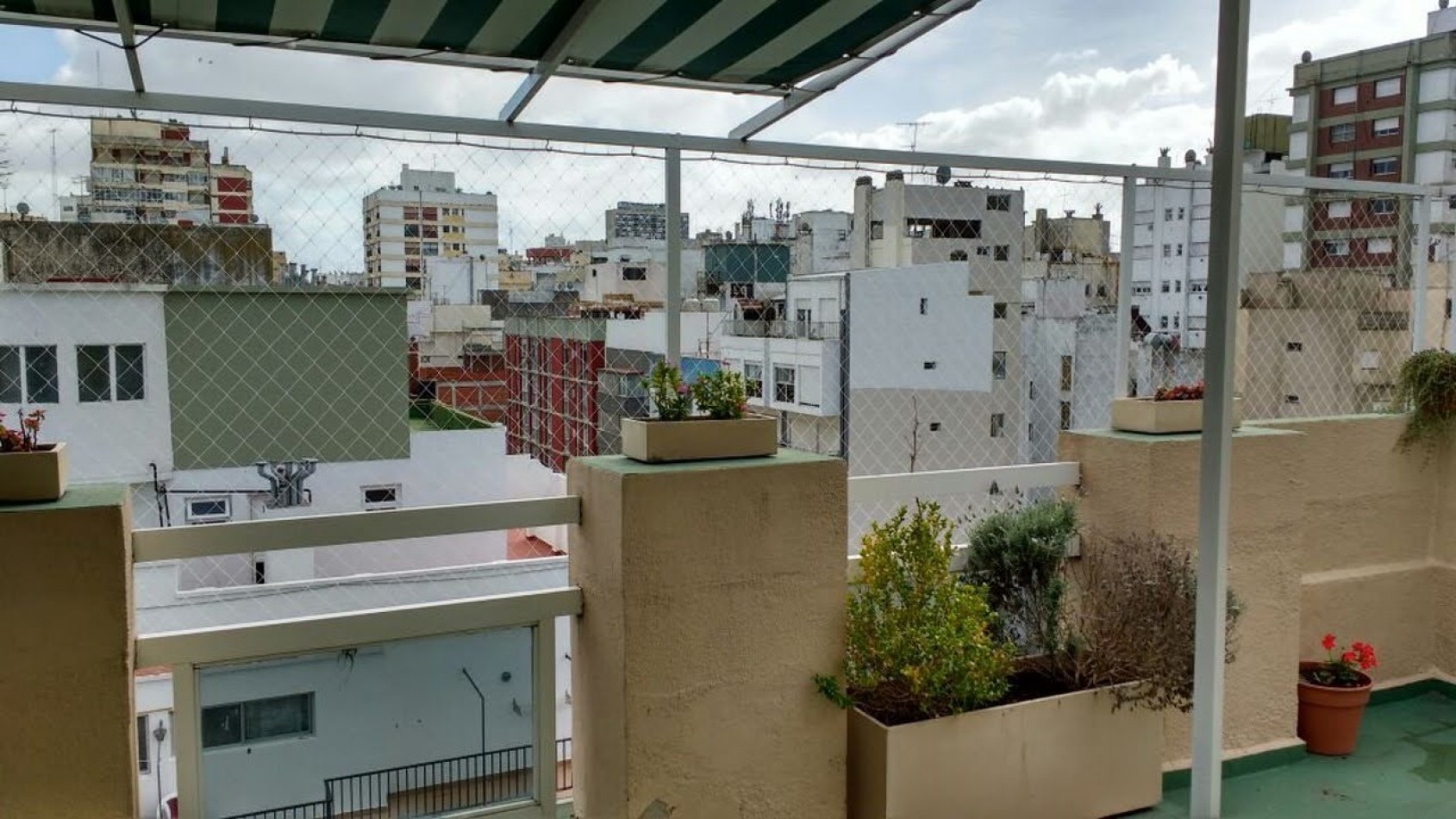 Venta - Penthouse de 4 ambientes con terraza y parrilla.