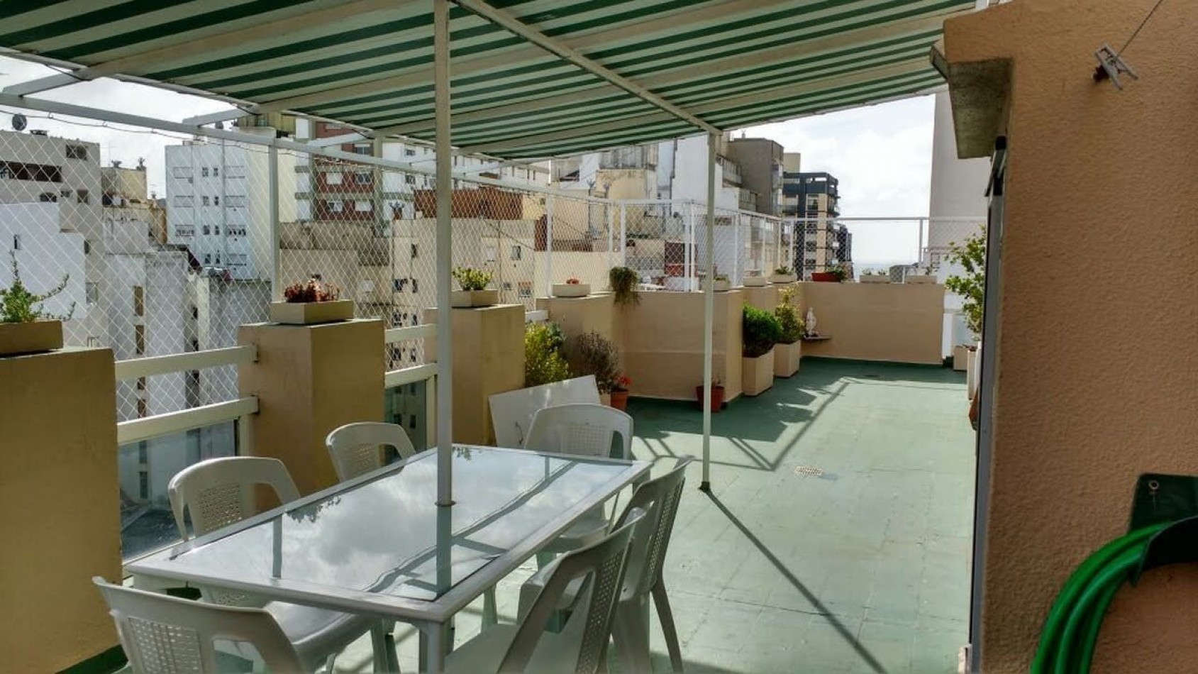 Venta - Penthouse de 4 ambientes con terraza y parrilla.