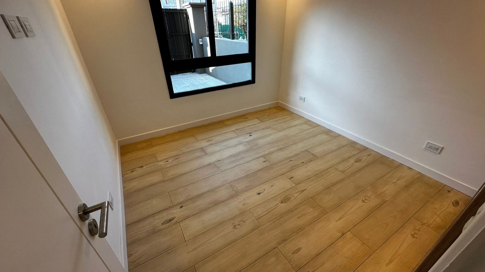 Venta - PH a nuevo con patio y pileta.