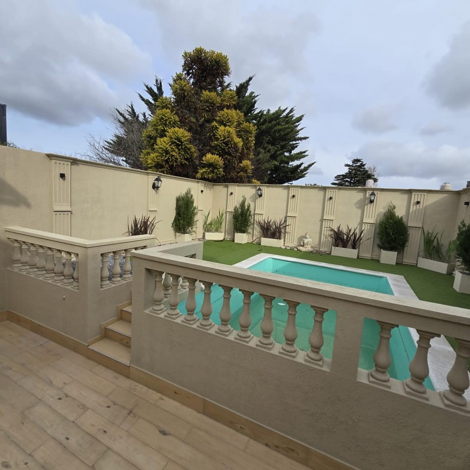 Venta - PH a nuevo con patio y pileta.