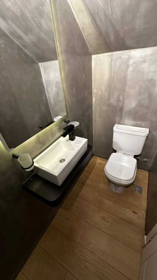 Venta - PH a nuevo con patio y pileta.