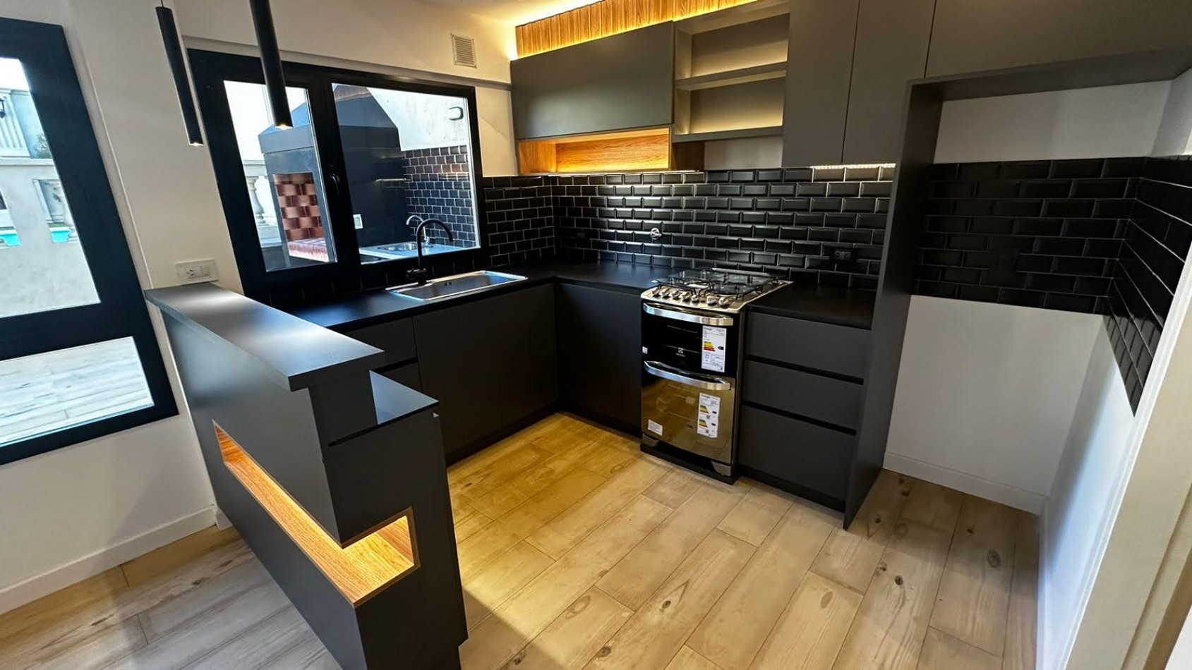 Venta - PH a nuevo con patio y pileta.