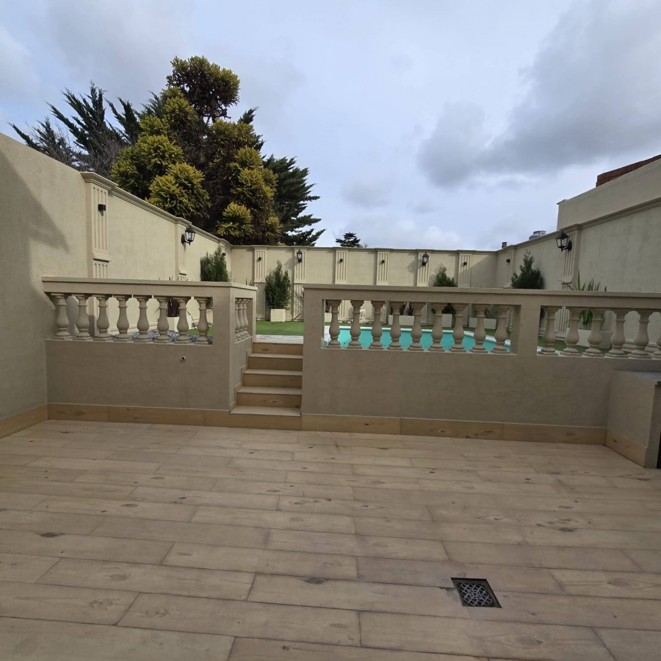 Venta - PH a nuevo con patio y pileta.