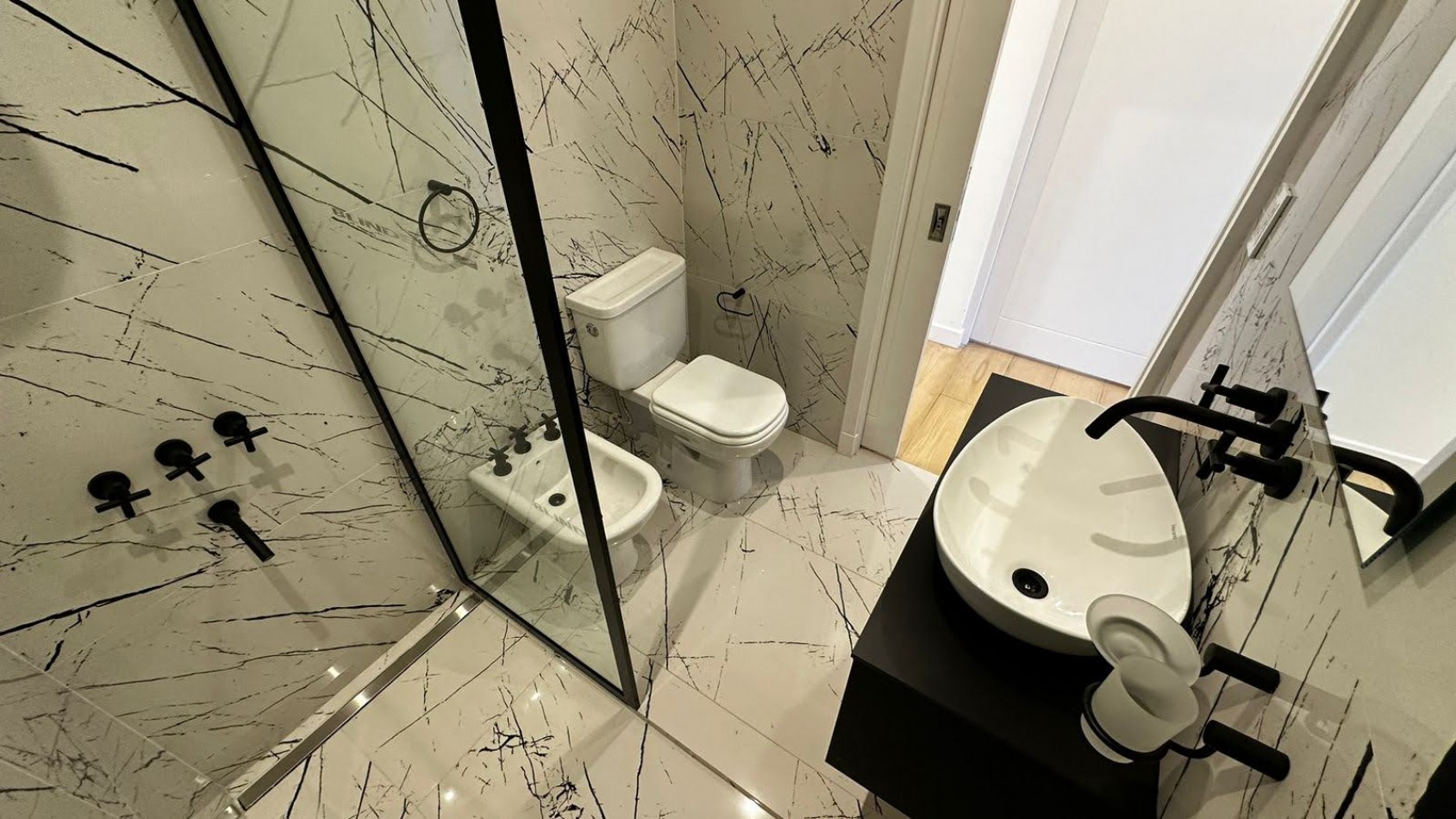 Venta - PH a nuevo con patio y pileta.