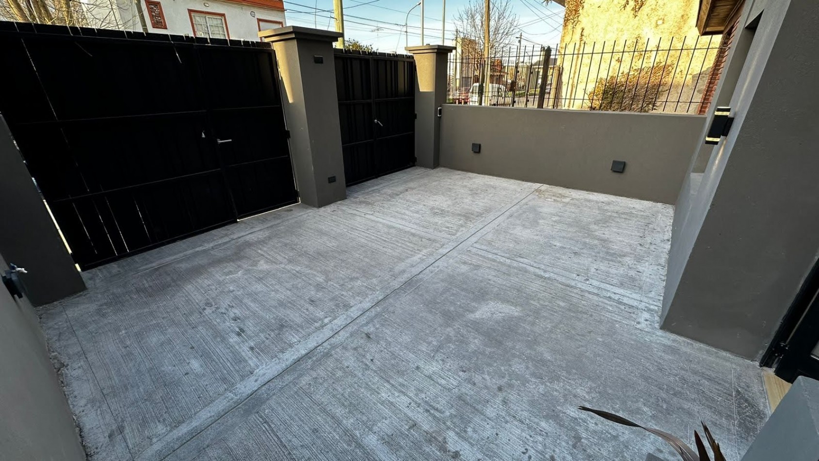 Venta - PH a nuevo con patio y pileta.