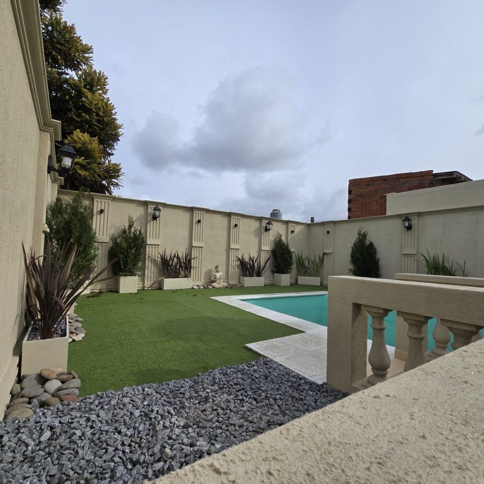 Venta - PH a nuevo con patio y pileta.