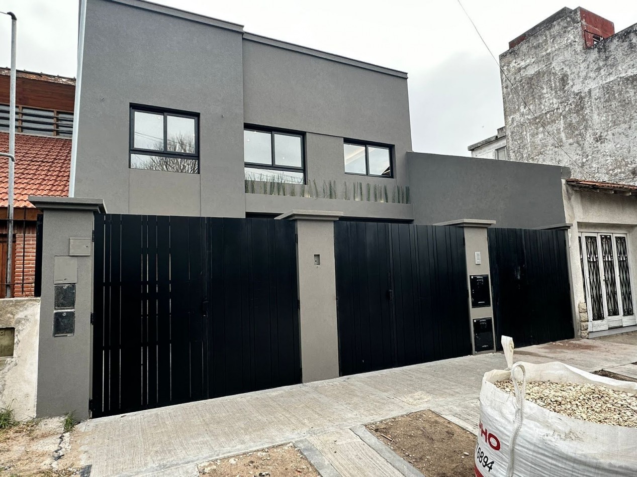 Venta - PH a nuevo con patio y pileta.