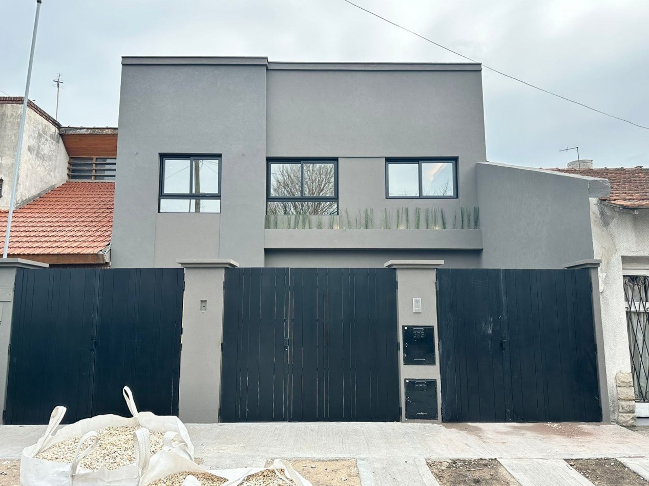 Venta - PH a nuevo con patio y pileta.