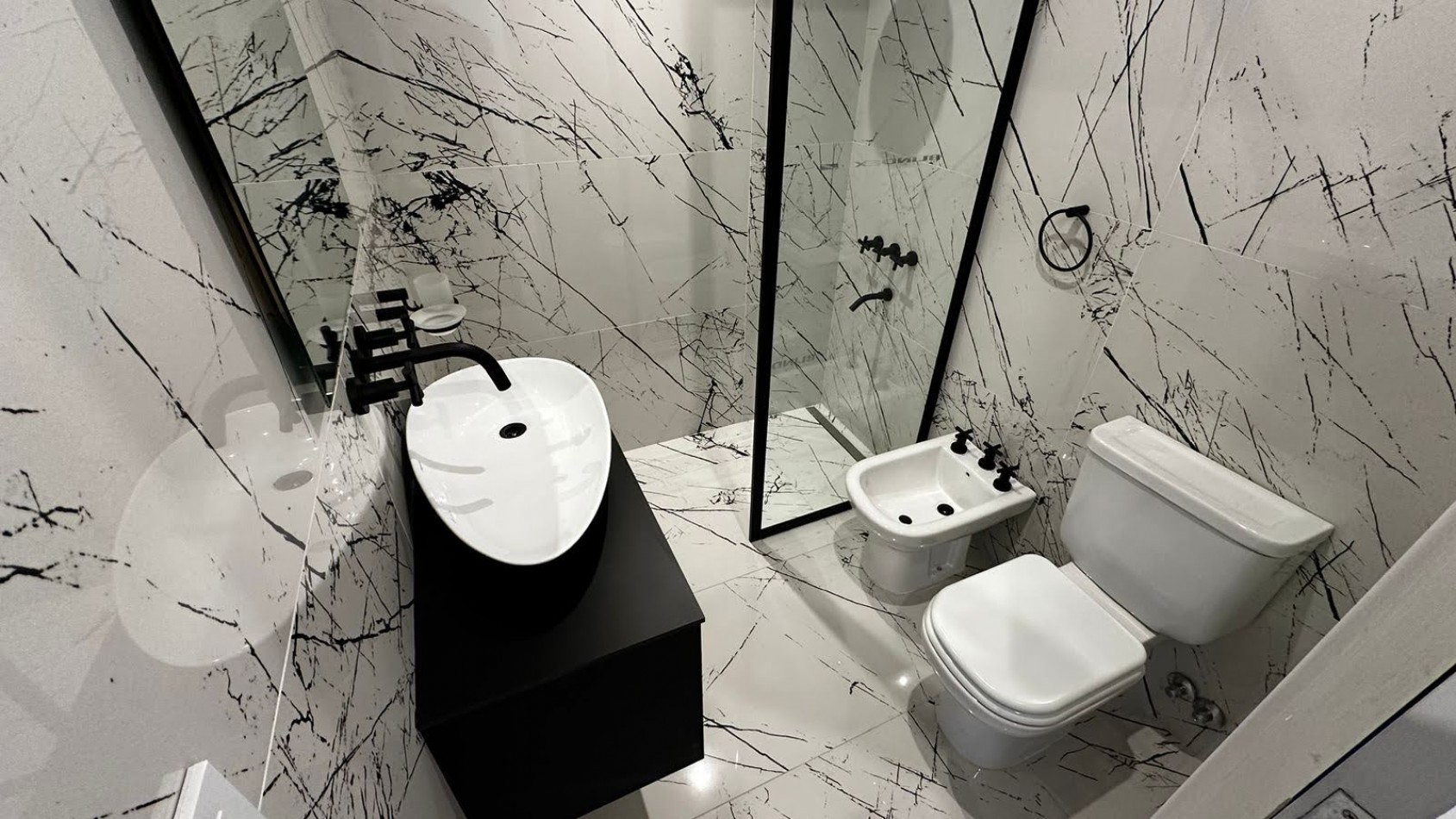 Venta - PH a nuevo con patio y pileta.