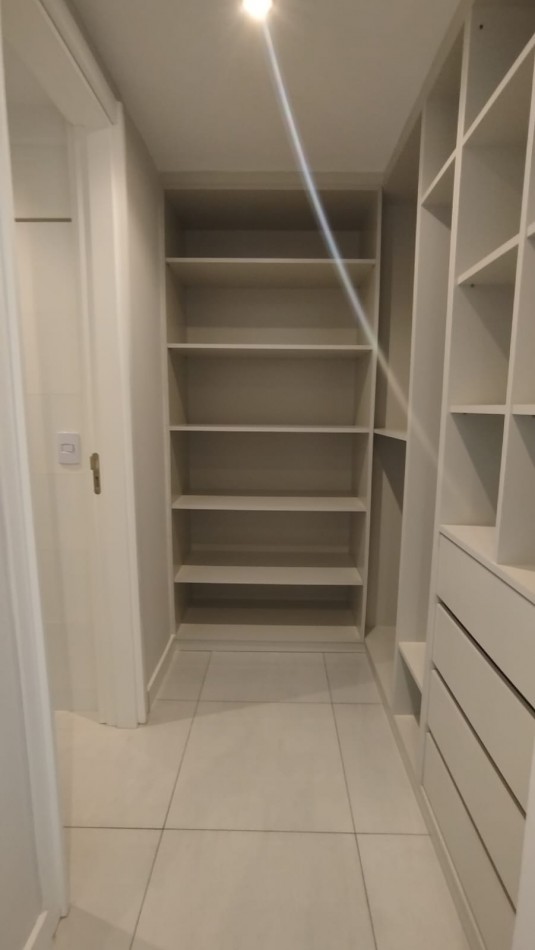 Venta - Semipiso amoblado de 3 ambientes con balcon y baulera.