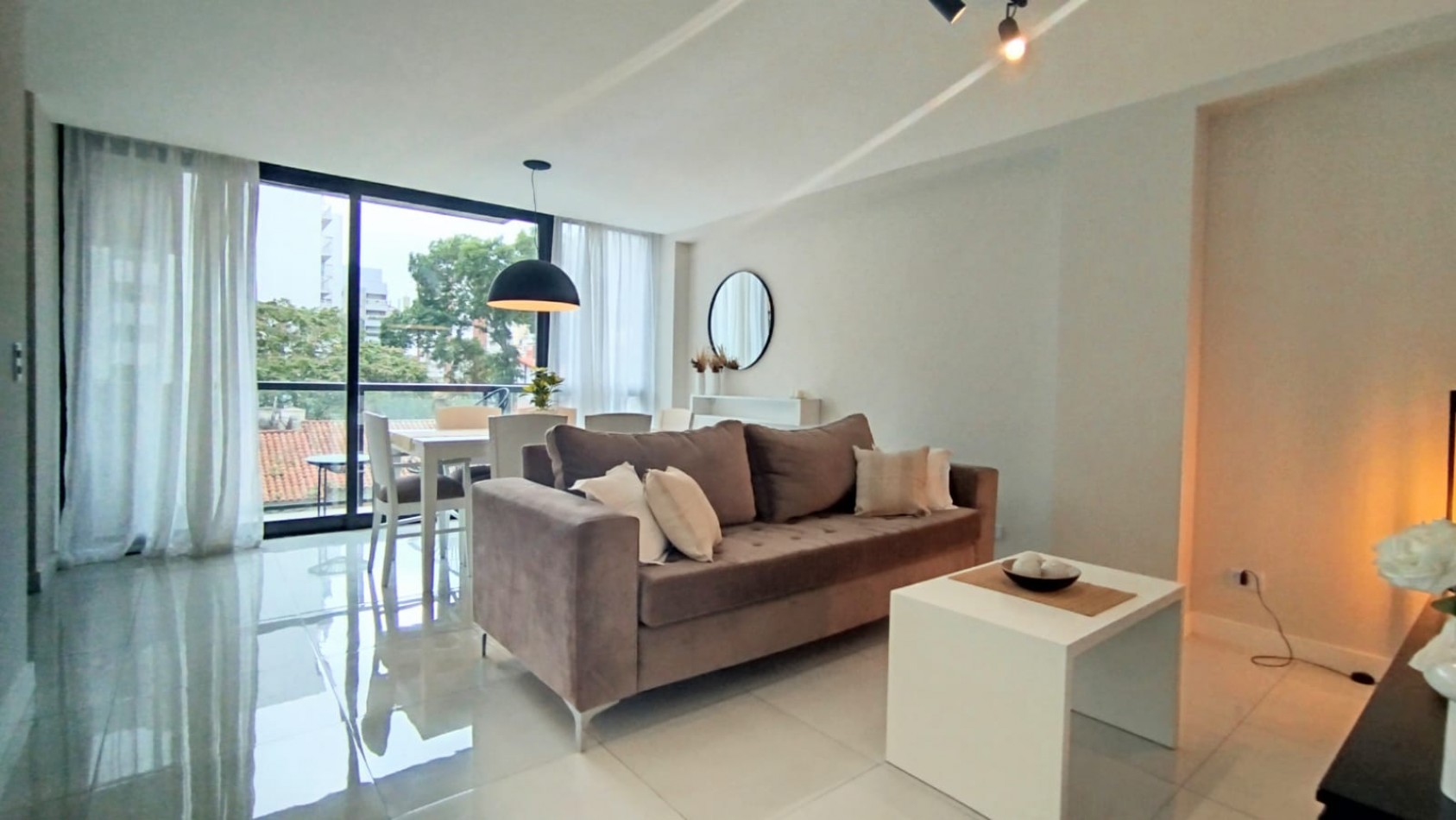 Venta - Semipiso amoblado de 3 ambientes con balcon y baulera.