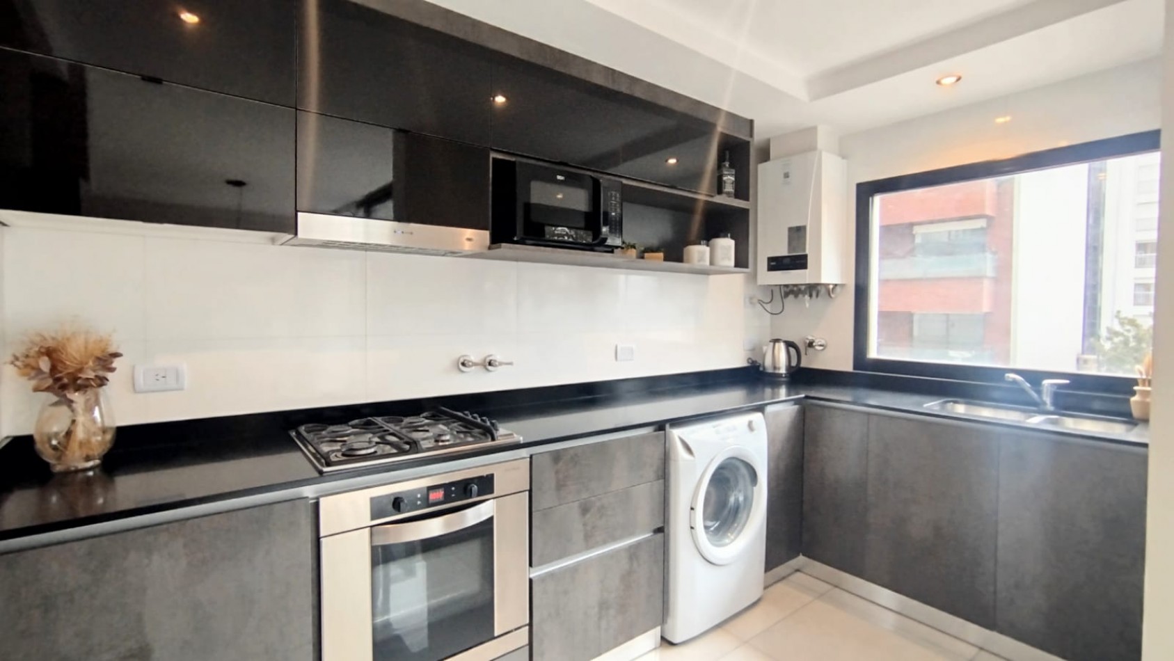 Venta - Semipiso amoblado de 3 ambientes con balcon y baulera.