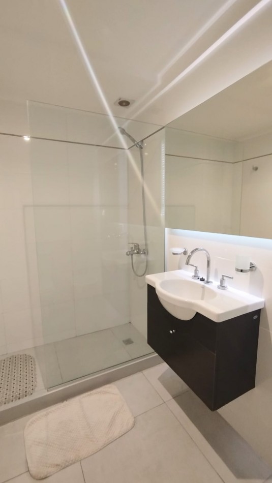 Venta - Semipiso amoblado de 3 ambientes con balcon y baulera.