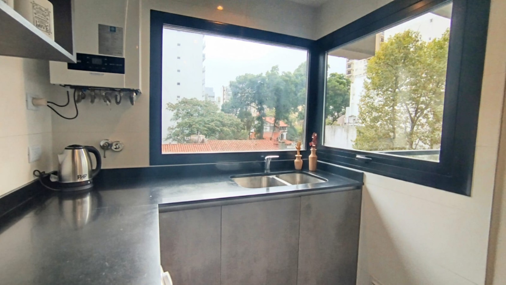 Venta - Semipiso amoblado de 3 ambientes con balcon y baulera.