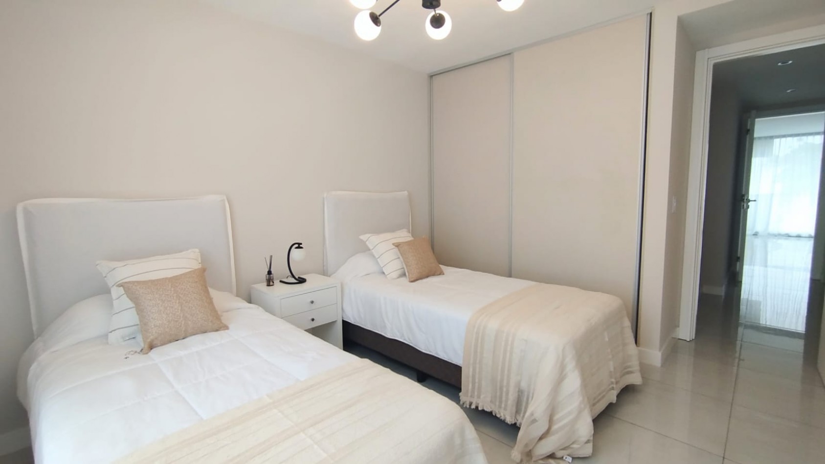 Venta - Semipiso amoblado de 3 ambientes con balcon y baulera.