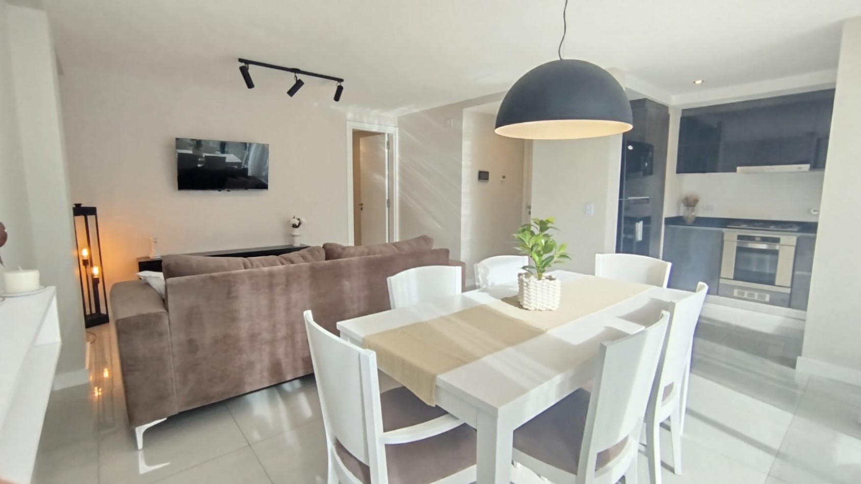 Venta - Semipiso amoblado de 3 ambientes con balcon y baulera.